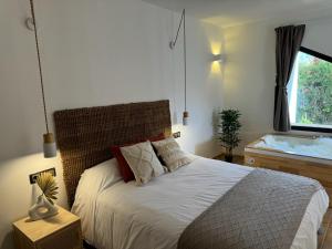 sypialnia z dużym łóżkiem i oknem w obiekcie KAUKABA-Apartamentos Rurales- Adults Only w mieście Pozo Alcón