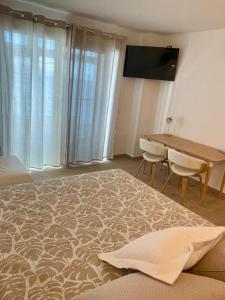 TV a/nebo společenská místnost v ubytování Apartment inside the wave studio B