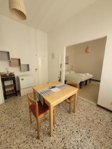 una habitación con mesa y sillas y un dormitorio en Affittacamere La Zattera, en Lido di Camaiore