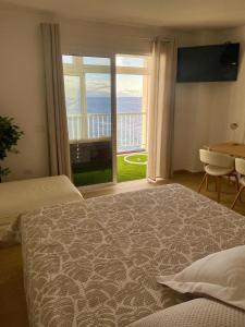 una camera con letto e vista sull'oceano di Apartment inside the wave studio B a Tacoronte