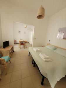 een slaapkamer met een bed en een woonkamer bij Affittacamere La Zattera in Lido di Camaiore