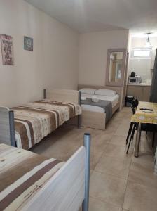 ein Hotelzimmer mit 2 Betten und einem Spiegel in der Unterkunft Nikos house studios in Ofrynio