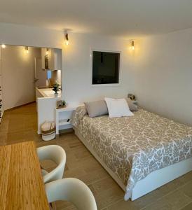 Postel nebo postele na pokoji v ubytování Apartment inside the wave studio B