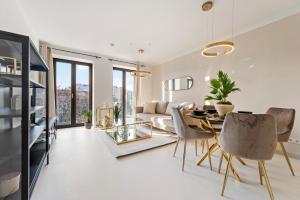 una sala de estar con un sofá, una mesa y sillas en Stuttgart Lux Living - Stilvolles Wohnen Im Zentrum, en Stuttgart