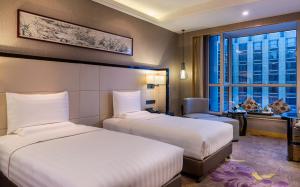 Кровать или кровати в номере Pullman Qingdao Ziyue