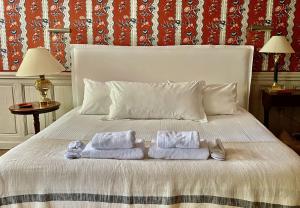 1 dormitorio con 2 toallas en una cama en La Suite de la Bastide, en Val-de-Dagne