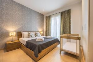- une chambre avec un lit et une grande fenêtre dans l'établissement Fl7 Thelodge-stunning Views With Spacious Terrace, à Mellieħa