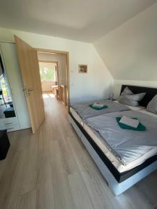 - une chambre avec un grand lit et une porte coulissante dans l'établissement Ferienhaus am Gutspark 3, Klausdorf, ca 250 m bis zur Badestelle, à Klausdorf