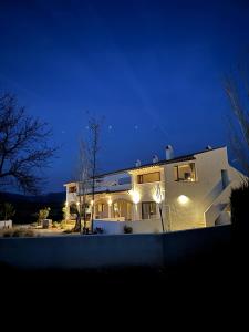 uma casa branca à noite com luzes acesas em KAUKABA-Apartamentos Rurales- Adults Only em Pozo Alcón