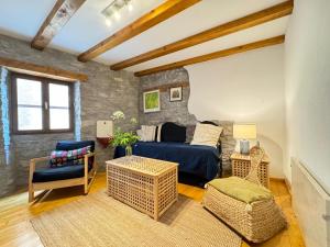uma sala de estar com uma cama azul e uma parede de pedra em Kate's Townhouse em Buzet