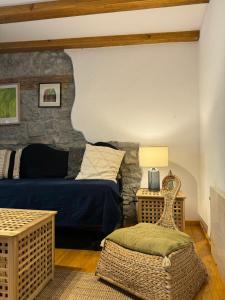 1 dormitorio con 1 cama con pared de piedra en Kate's Townhouse en Buzet