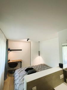 1 dormitorio con cama y escritorio en @Tiny Baron Appart - Kraainem, en Kraainem