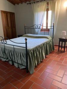 un grande letto in una camera con di Al Sangallo Agriturismo a Montecarlo