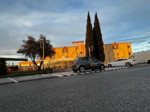 two cars parked on the side of a street at L'Escale d'Al&egrave;s HOTEL in Al&egrave;s