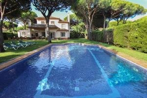 a swimming pool in front of a house at Villa Alegría in Roche
