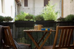 een tafel met een koffiemok naast twee stoelen bij MaCri di TSS' - Per coppie, colazione in balcone, intimo e relax in Levico Terme