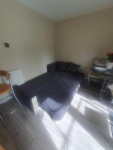 a bedroom with a bed in the corner of a room at Modern Garden Flat Close To Beach in Eastbourne