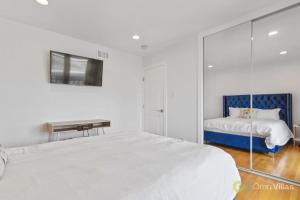 Stunning 3BR in Foster City في مدينة فوستر: غرفة نوم بيضاء مع سرير ومكتب