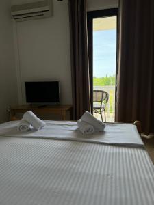 una camera da letto con un letto e due asciugamani di Apartmani Sara a Ulcinj