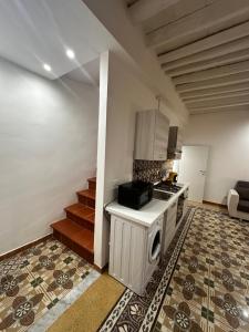 - une cuisine avec cuisinière et un escalier dans une chambre dans l'établissement LB Home, à Termini Imerese