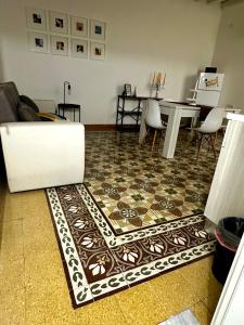 - un salon avec un tapis à l'étage dans l'établissement LB Home, à Termini Imerese