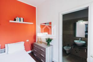 sypialnia z łóżkiem, umywalką i lustrem w obiekcie Gold Apartment w mieście Ferrara