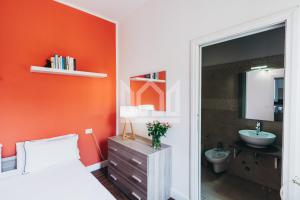 Un dormitorio con una cama, un lavabo y un espejo. en Gold Apartment, en Ferrara 58 fotos más