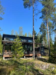 une maison dans les bois avec des arbres dans l'établissement Pirttiranta, à Iitiä
