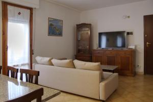 un soggiorno con divano e TV a schermo piatto di Casa Vittoria a Pietrasanta