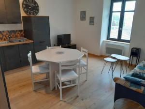a kitchen and dining room with a table and chairs at Au Bien-hêtre in Granges-sur-Vologne