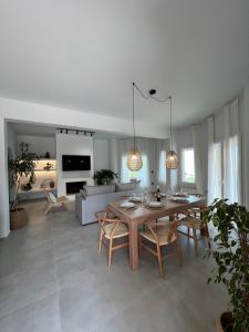 un salon avec une table et des chaises en bois dans l'établissement Tramontana House 3, à Skiathos Chora