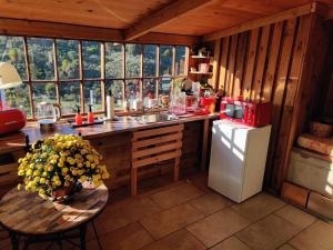 una cocina con fregadero y una mesa con flores. en estudio Wabi-Sabi, en Santa Brígida