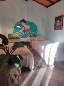 ein Schlafzimmer mit 2 Betten und einer Lampe in der Unterkunft estudio Wabi-Sabi in Santa Brígida