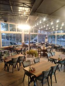 A restaurant or other place to eat at SAR-PER Hotel
