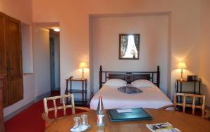 - une chambre avec un lit, une table et des chaises dans l'établissement Chateau de Chissay, à Chissay-en-Touraine
