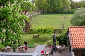 Wildenborcherhof في فوردين: مجموعة من الناس يجلسون على الطاولات في الحديقة