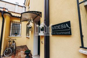Un cartel en el lateral de un edificio con una bicicleta. en Gold Apartment, en Ferrara