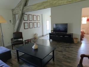 La Banastiere في فُدين: غرفة معيشة مع تلفزيون وطاولة قهوة