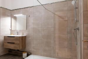 ein Badezimmer mit Dusche und Waschbecken in der Unterkunft Logement de charme en plein coeur d'Avignon in Avignon + 32 Fotos