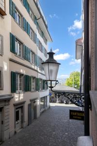 um beco numa cidade com uma luz de rua em Beautiful Apartment in Old Town House City Center em Zurique