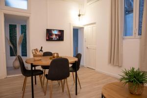ein Esszimmer mit Tisch und Stühlen in der Unterkunft Logement de charme en plein coeur d'Avignon in Avignon