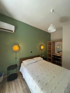 sypialnia z dużym łóżkiem i biurkiem w obiekcie Olive Garden Studios & Apartments w Acharavi