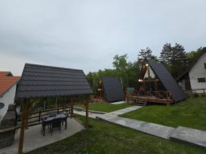 L & V A FRAME HOME mogucnost najma ATW vozila uz objekat兒童遊樂區