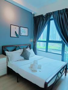 Schlafzimmer mit einem Bett und einem großen Fenster in der Unterkunft Arte Plus by Stay Relax in Kuala Lumpur
