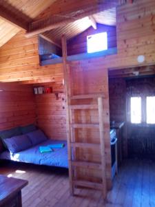 Giường trong phòng chung tại Romantic Mountain cabin with Spa +12 ảnh