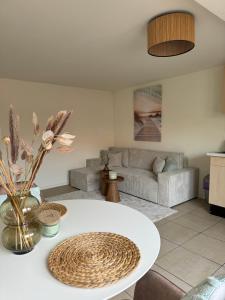 - un salon avec une table blanche et un canapé dans l'établissement Suite Dreamz, à Zandvoort