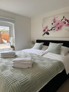 - une chambre avec un grand lit et des serviettes dans l'établissement Suite Dreamz, à Zandvoort