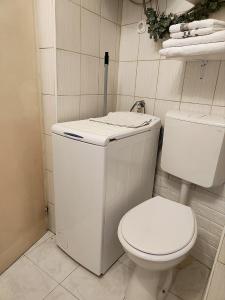biała łazienka z toaletą i umywalką w obiekcie Studio Placa w mieście Punat