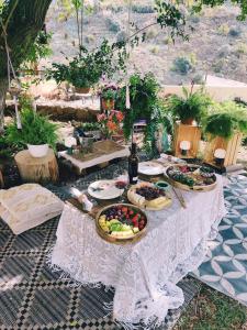 un tavolo con un piatto di frutta e una bottiglia di vino di estudio Wabi-Sabi a Santa Brígida