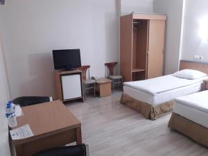 A television and/or entertainment centre at OTEL AMİLLER